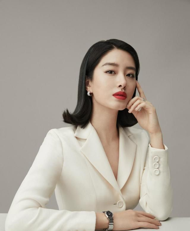 冯女郎杨采钰好会穿深v银色亮片裙性感又妩媚身材真绝了