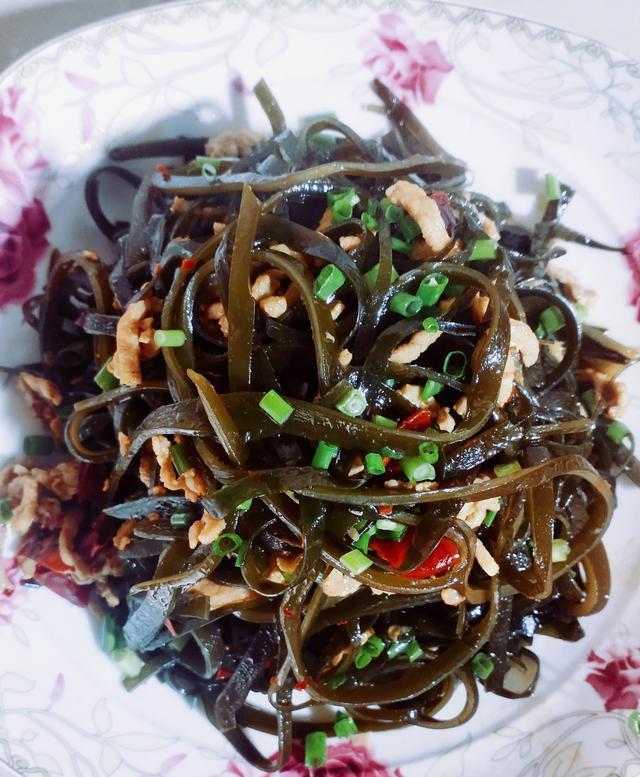 今就做道香辣海带丝,喜欢的就点个赞不喜欢的再看看,不说话……|海带