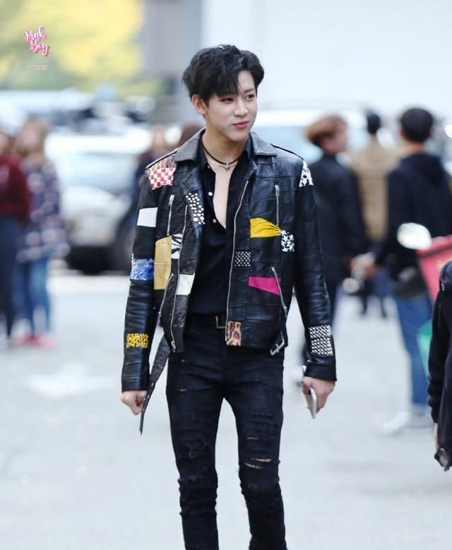 男爱豆都不吃饭的么,腿比女明星的筷子腿都要细,太让人羡慕了!