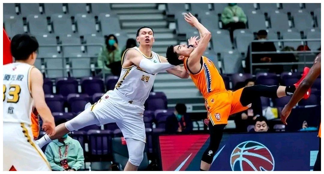 以狠成名许钟豪合同到期遭哄抢王博无力挽留潜在下家出人意料