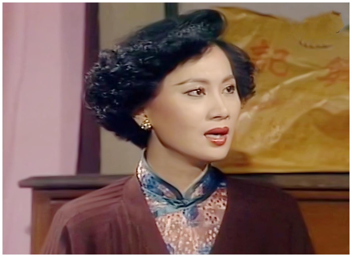 柳影红扮演叶艳凤,她是周璇的养母,也是周家唯一一个真心待周璇的,但