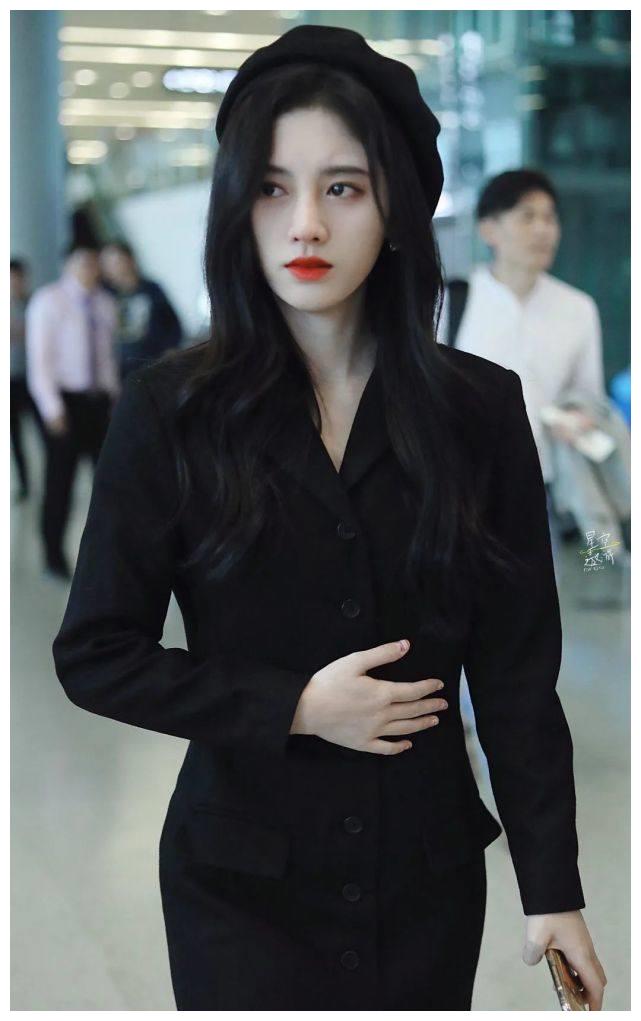 鞠婧祎不走甜美风,一身全黑造型酷感十足,染回黑发更是帅气十足