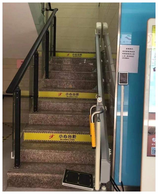 小区楼的步梯小电梯真实用 复式楼里装一个 老人上下楼太方便了 财经头条