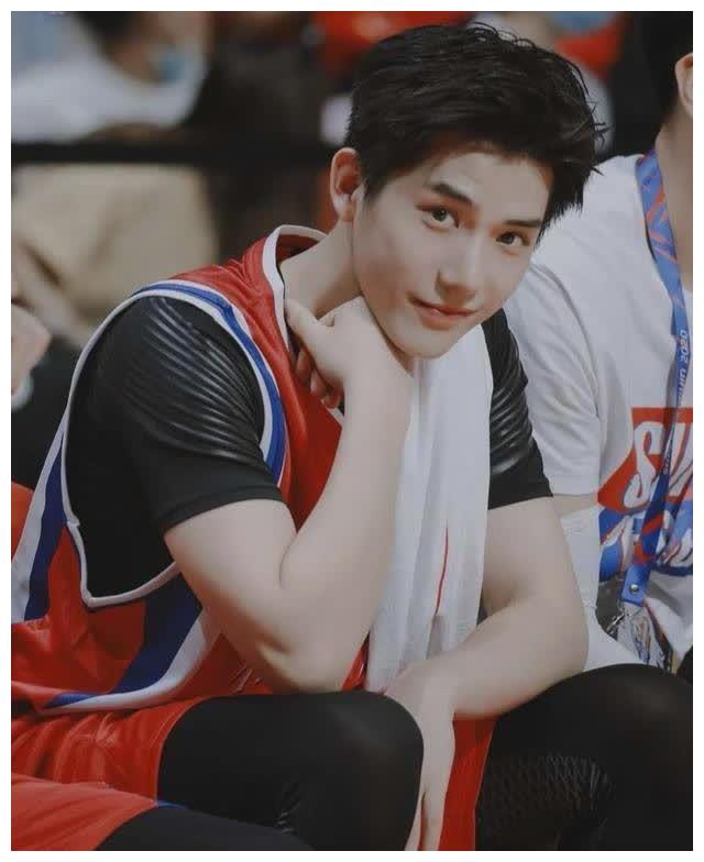 这枚鲜肉少年高挺精致的大鼻子很吸睛