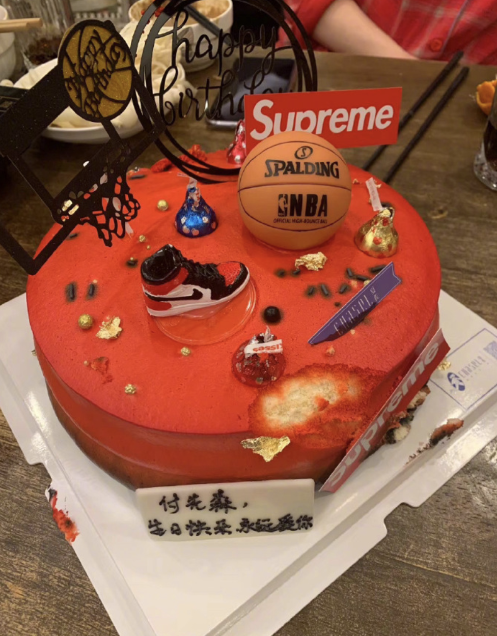 颖儿为付辛博庆祝33岁生日,一家三口贴脸自拍画面超温馨