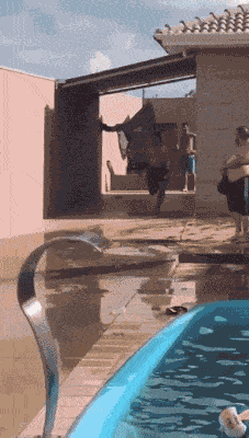 我问爸爸照片中站在他旁边的那位年轻叔叔是谁？他说那是你妈！休闲区蓝鸢梦想 - Www.slyday.coM