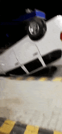 我问爸爸照片中站在他旁边的那位年轻叔叔是谁？他说那是你妈！休闲区蓝鸢梦想 - Www.slyday.coM