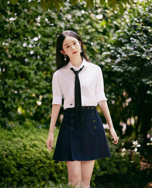 赵丽颖学院风造型甜中带酷诠释全新动人学姐范