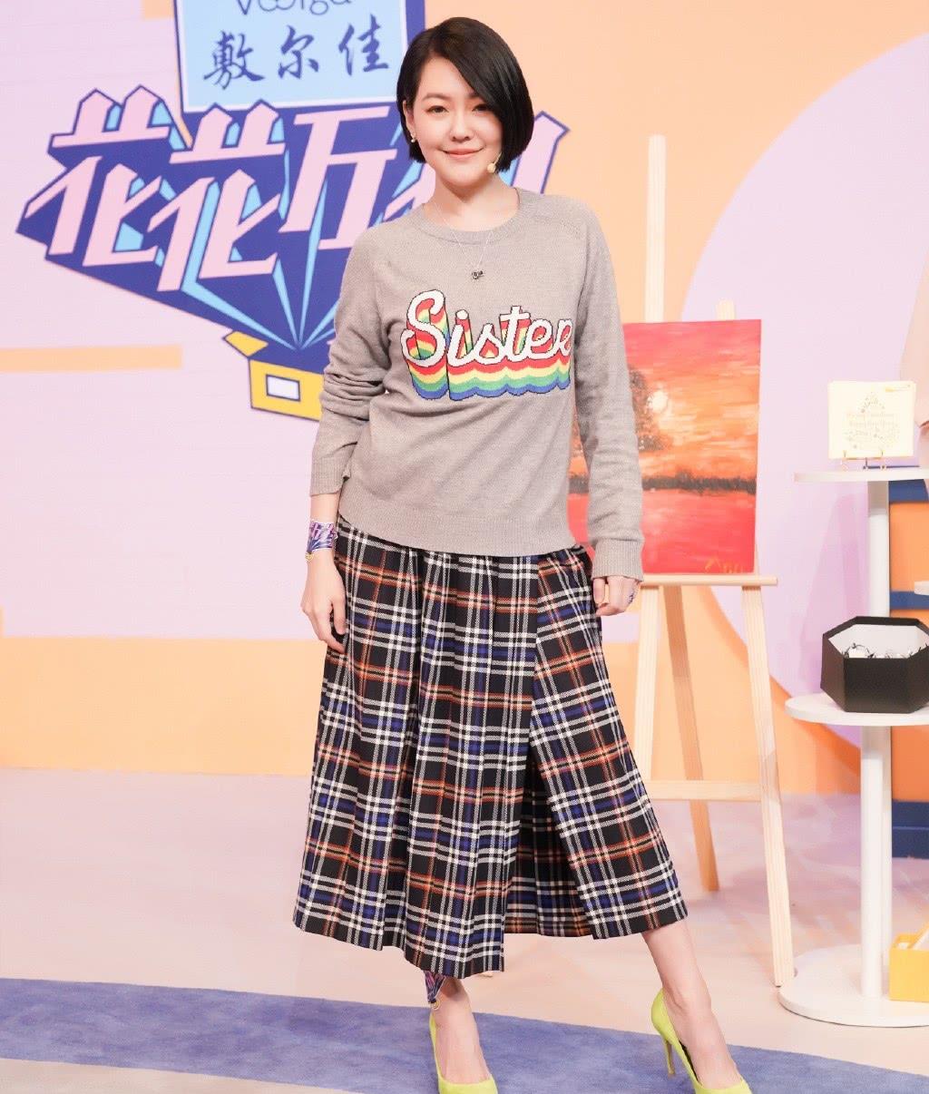 小s这身材保持得也太好了,42岁穿针织衫配格纹裙,依旧不臃肿_高清图集