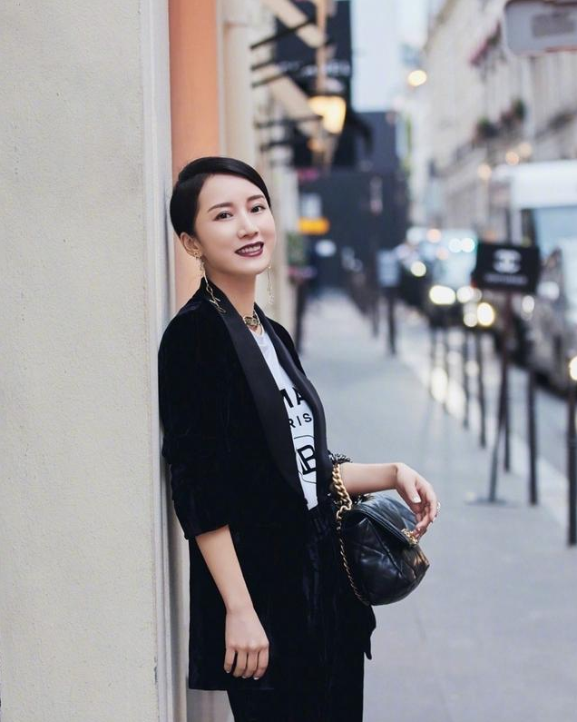 阔太李念穿西装配15cm高跟靴时髦又洋气