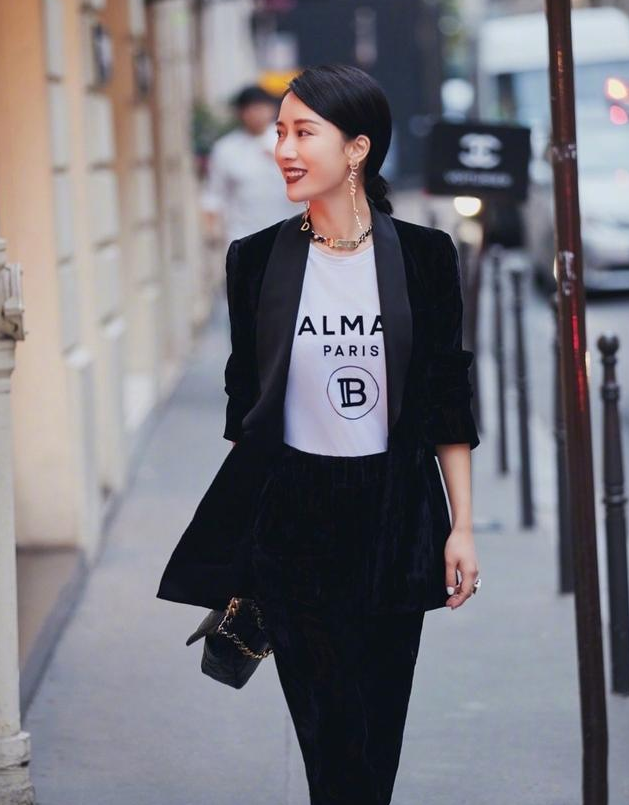 阔太李念穿西装配15cm高跟靴时髦又洋气