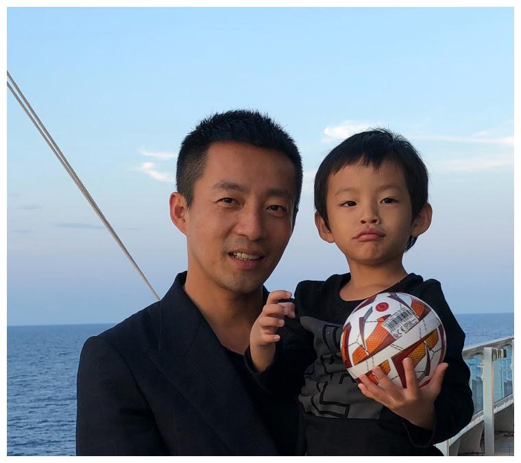 但汪小菲儿子的正脸照是非常好看的,镜头拉近后发现五官已经有一些