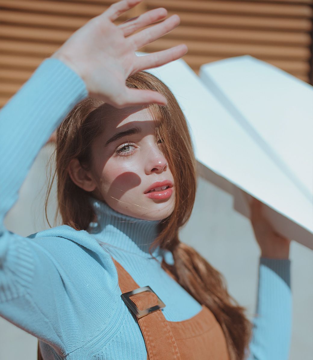 玩纸飞机的柔弱女孩