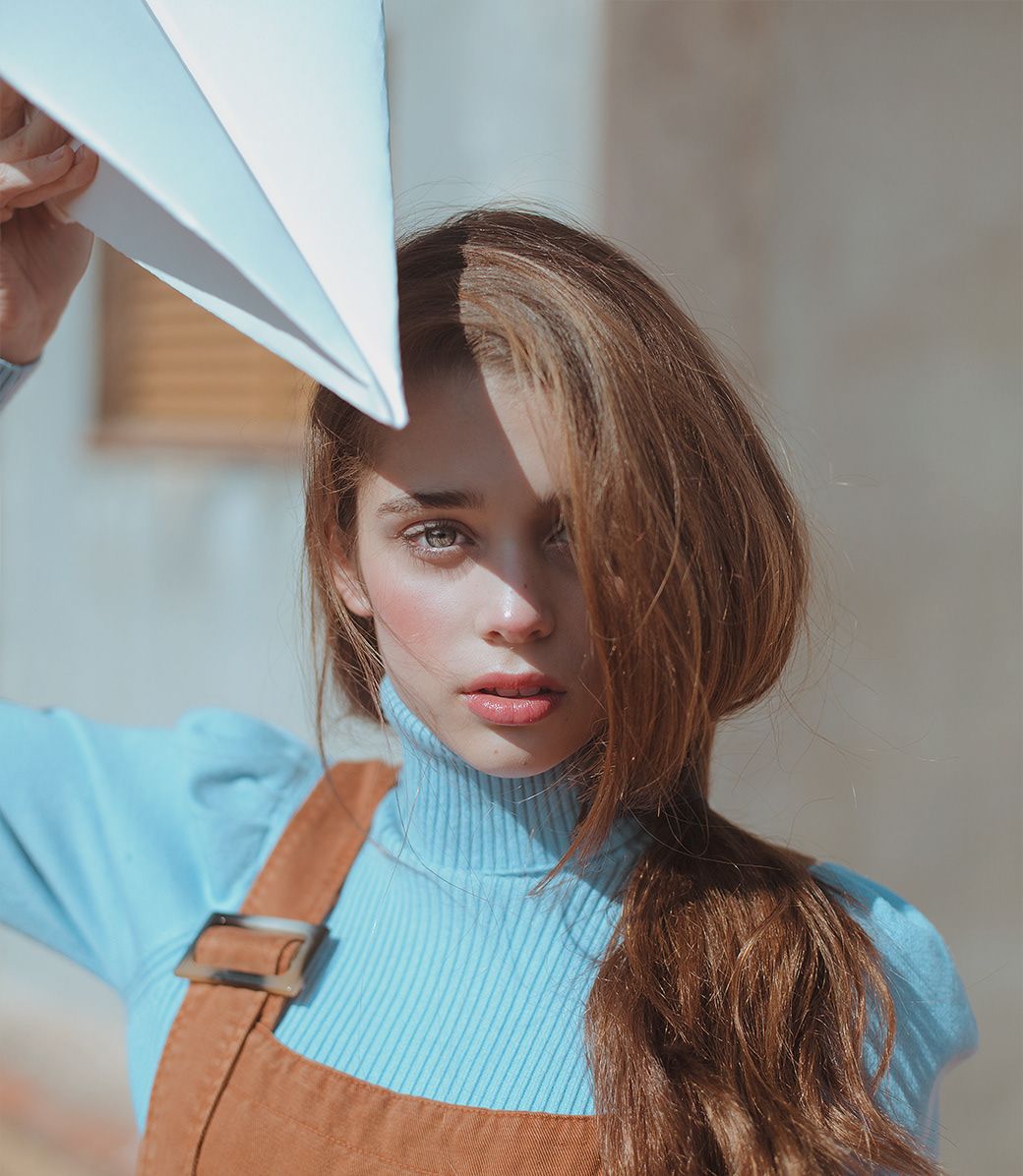 玩纸飞机的柔弱女孩