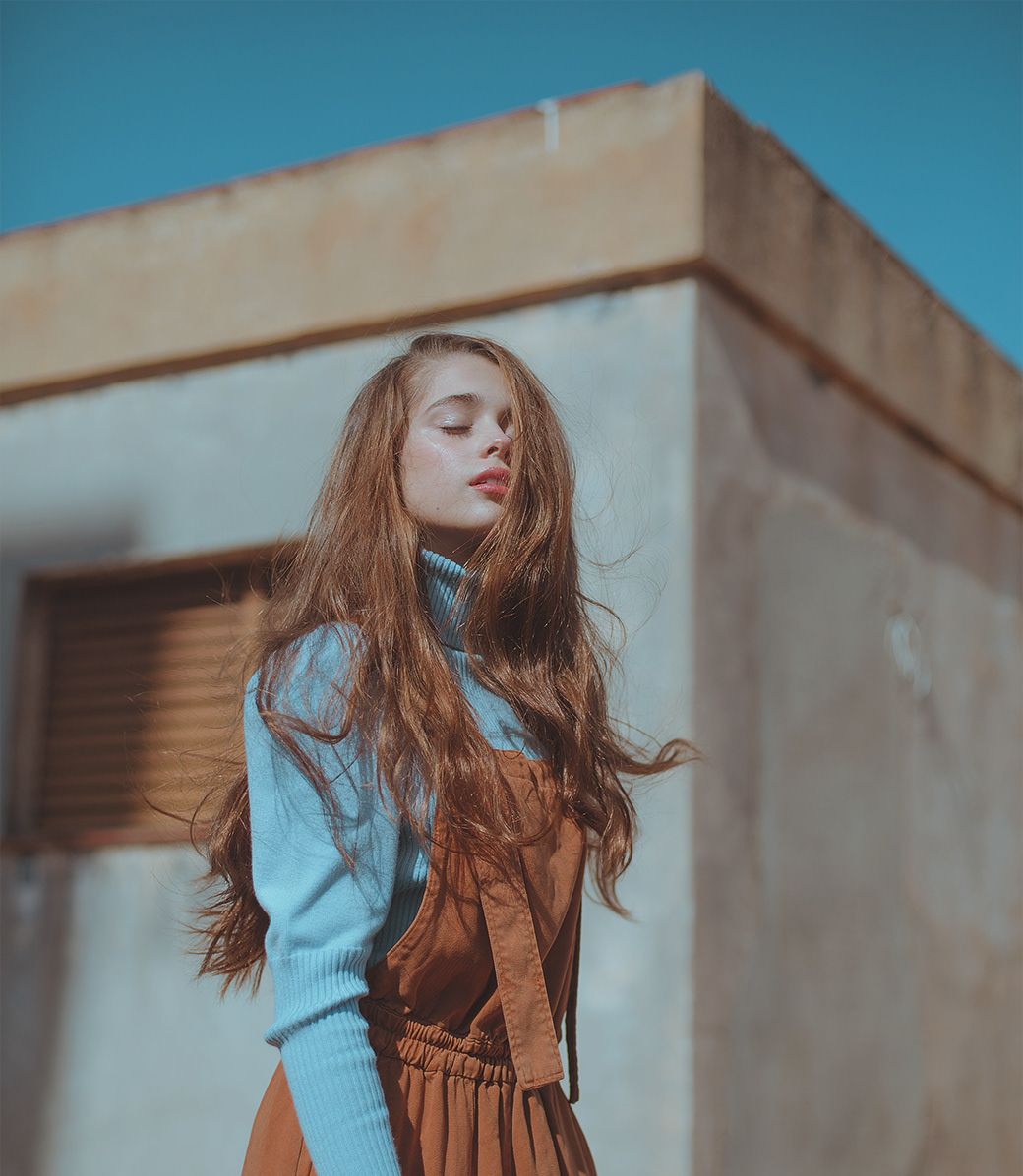 玩纸飞机的柔弱女孩