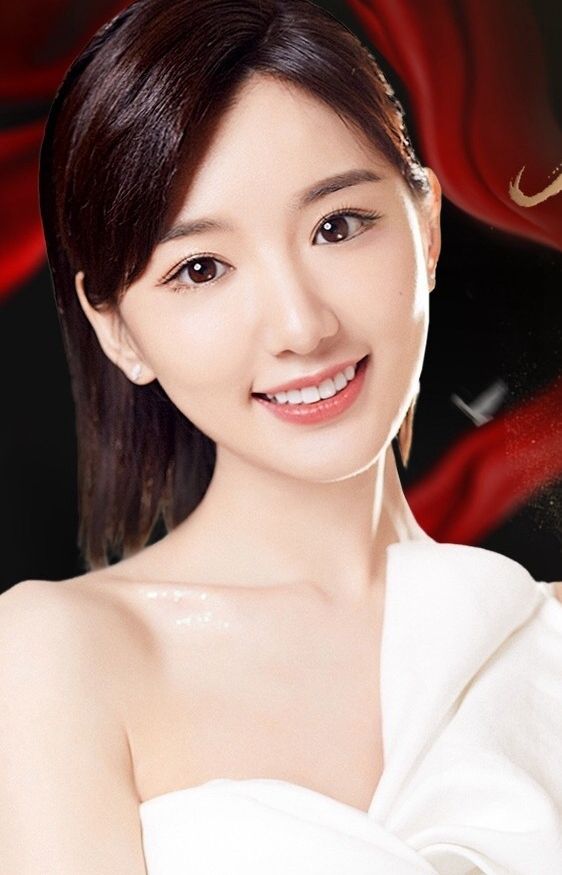 明星美图:图一毛晓彤身穿白色礼服,五官精致,迷人身材!