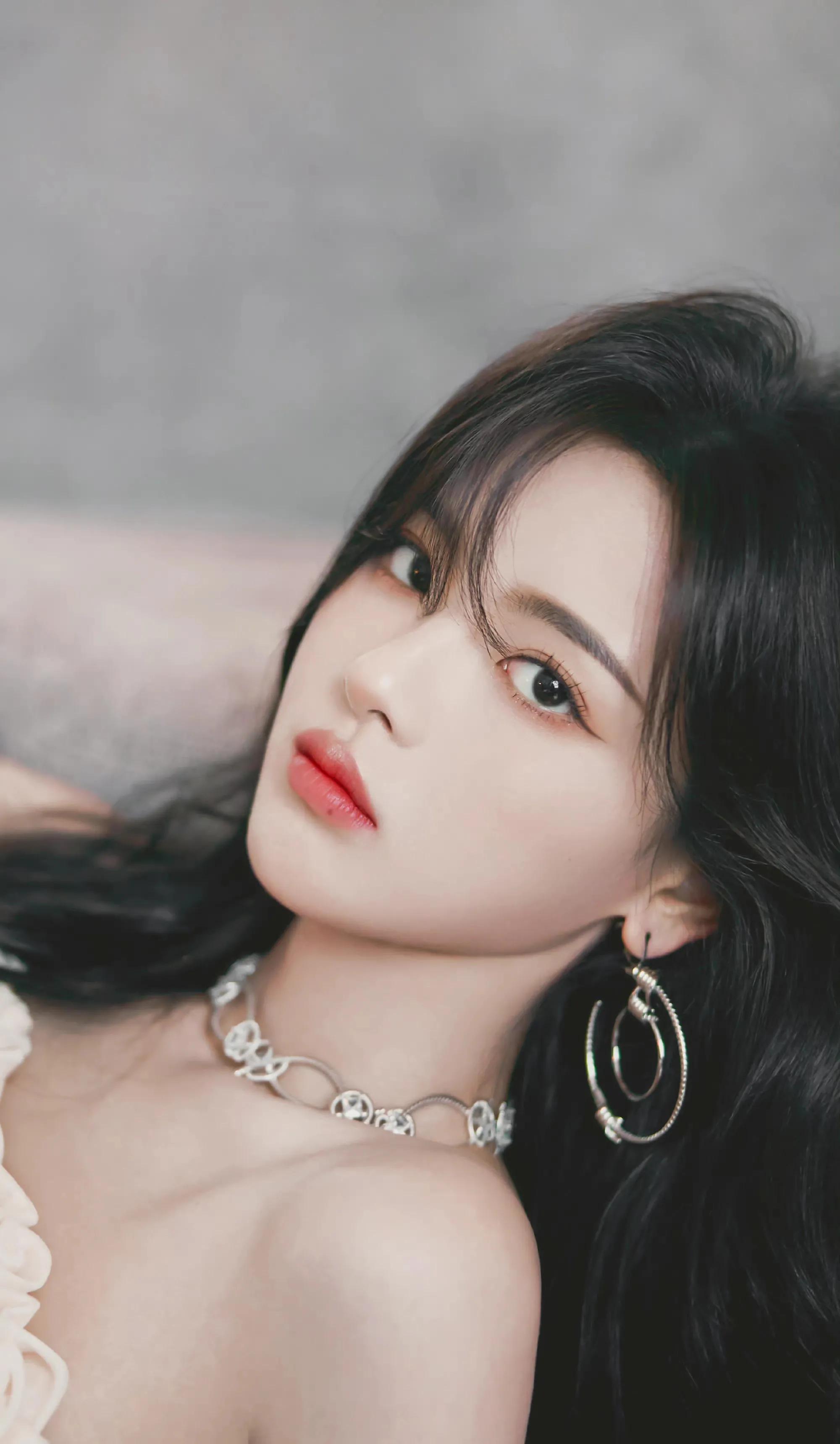 杨超越的大耳环,特别好看,优雅迷人!__财经头条