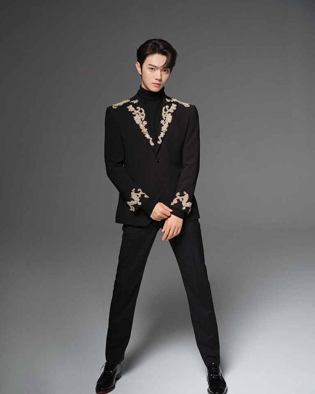 许凯鎏金刺绣黑西装造型化身贵公子精致发型突显优越五官