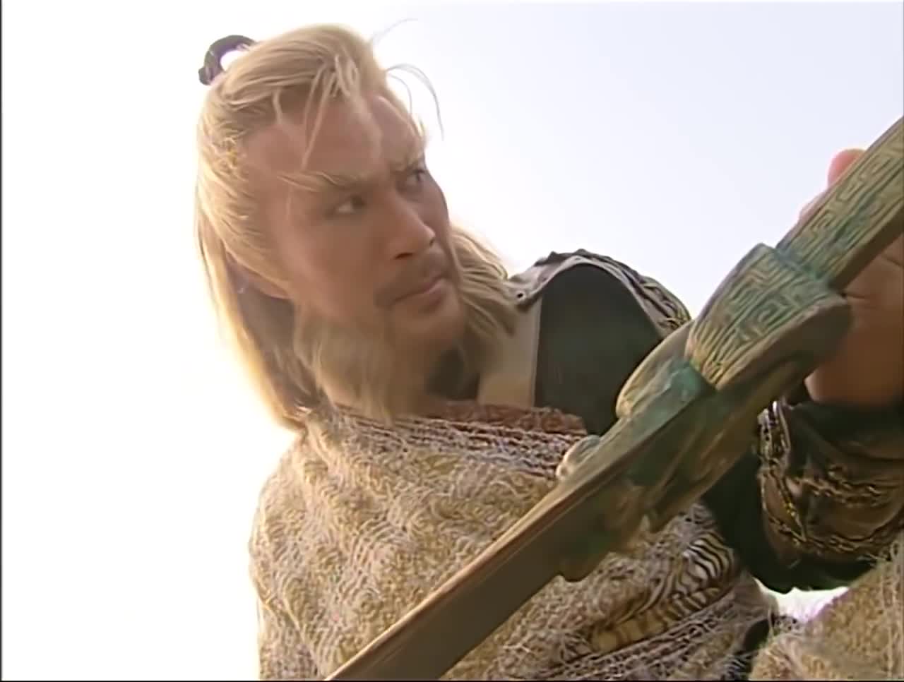 谢逊研究不出屠龙刀秘密,气得问殷素素,殷素素的回答绝了