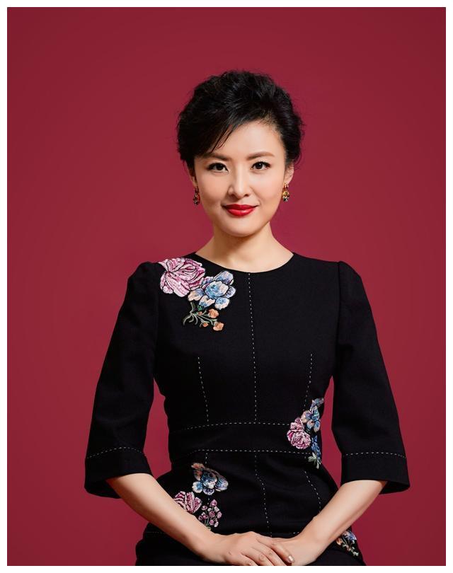 她曾是央视主持人,因为孩子退出舞台,52岁容颜如少女!
