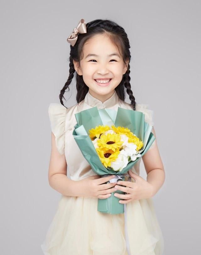 虽然颜值没有继承到爸爸杨鸣,但这双儿女依旧很可爱,照片中的大女儿穿