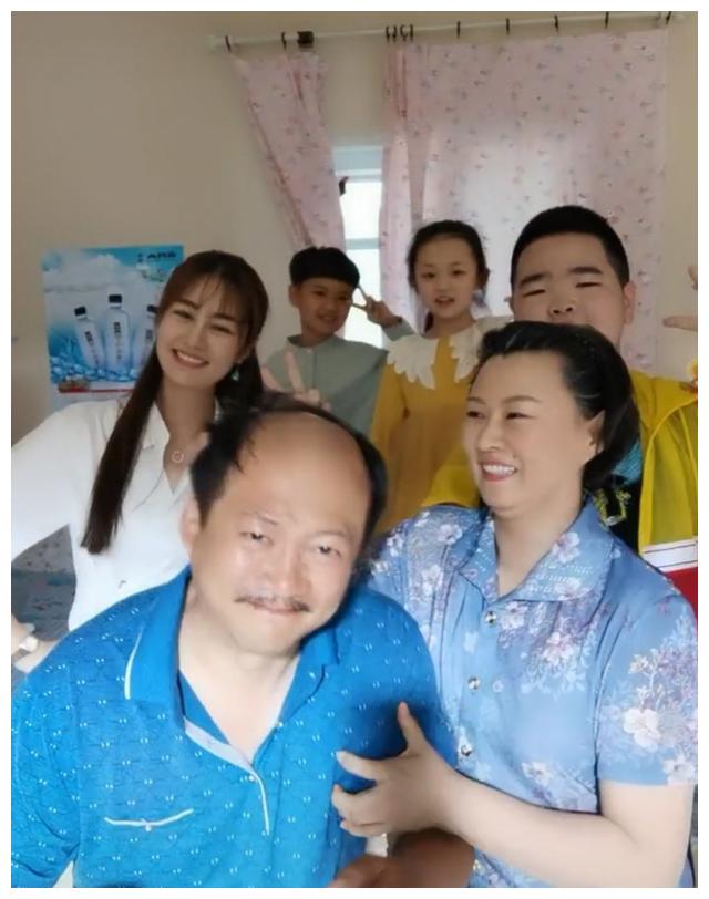 《乡村爱情》剧组罕见同框,童星谢腾飞憨厚可爱,身高直逼王小蒙