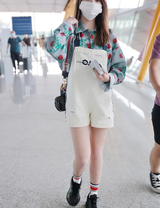 刘人语穿背带短裤秀长腿甜美可爱 推行李赶路东张西望似好奇宝宝