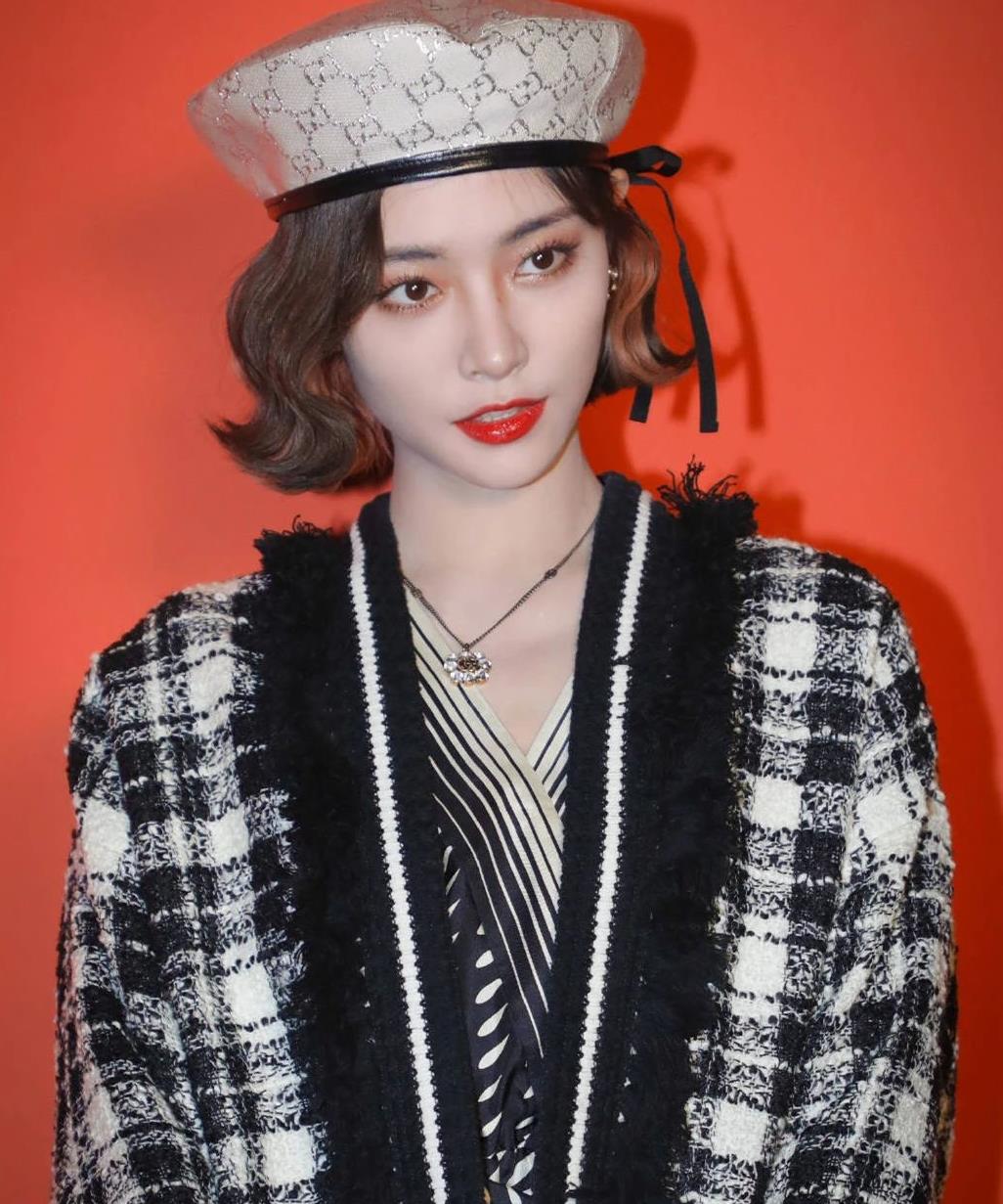 许佳琪的资源真是配不上她的美貌!实力门面担当,戴贝雷帽美呆了