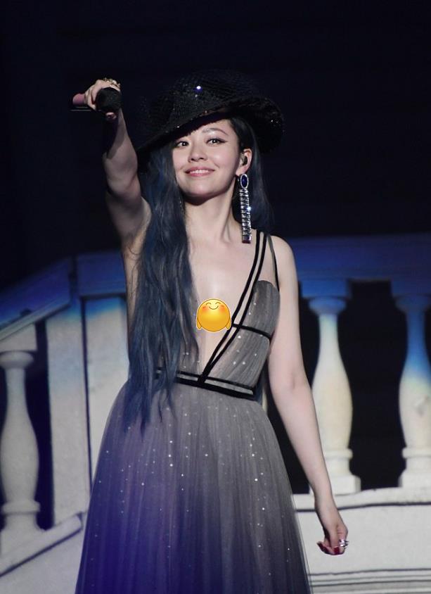 张靓颖的身材才真让人羡慕,v领造型真有个性,美的让人心动