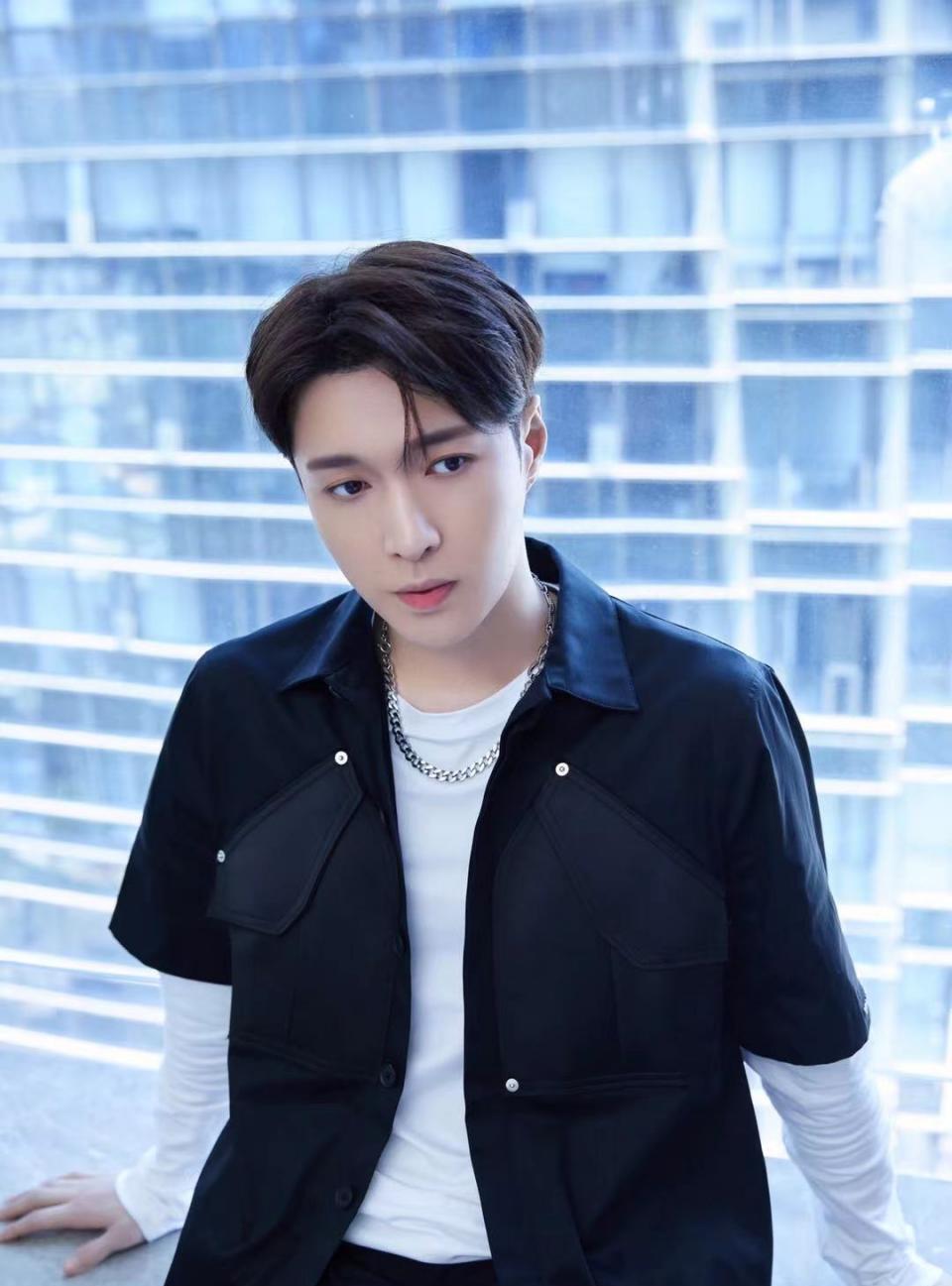 张艺兴穿搭真简单,一款t恤叠穿衬衫,不复杂却很圈粉