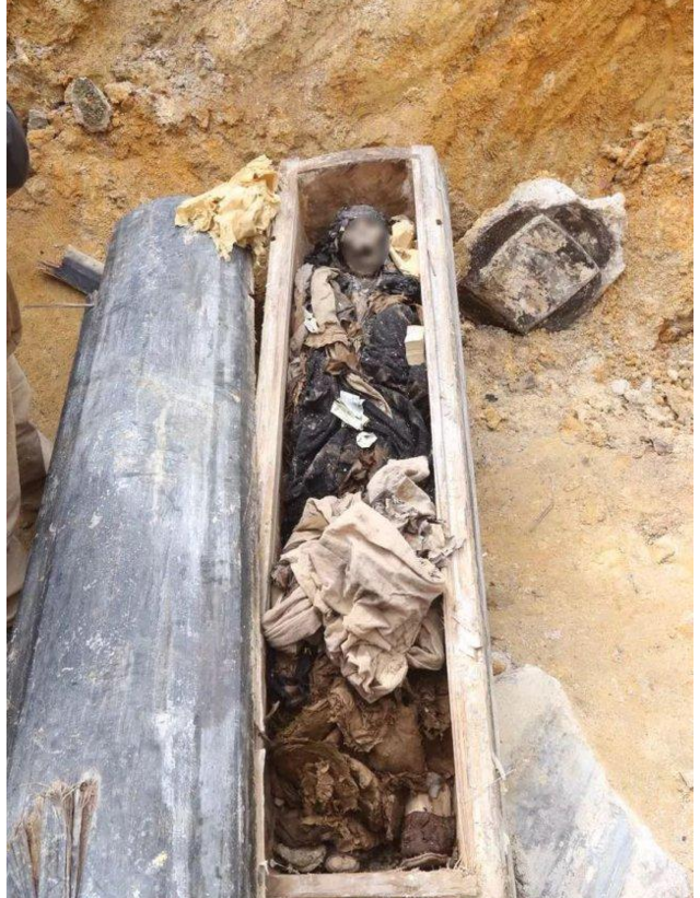 村民修路挖出一棺材,肉身衣服没腐烂,脸上的东西让人看了崩溃!