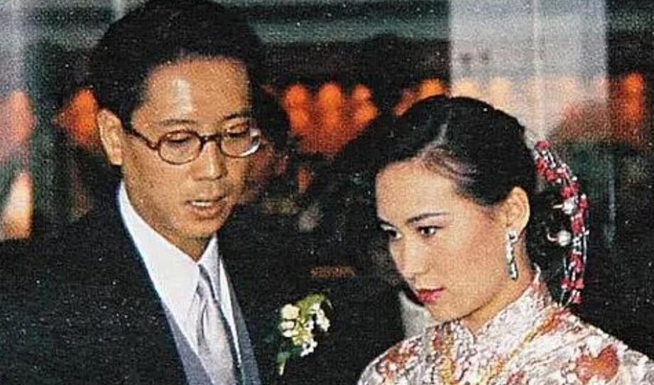 何超琼结婚时好漂亮,婚纱配皇冠有公主范儿,穿传统礼服美得优雅__财经头条