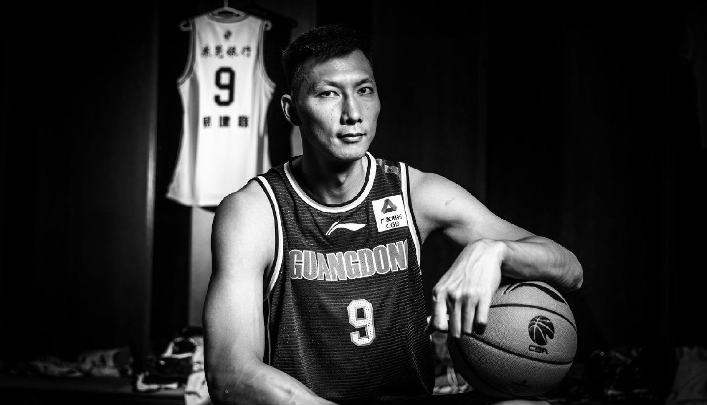 广东宏远更衣室硬核写真来啦!阿联帅气逼人,双小外剑指第十冠