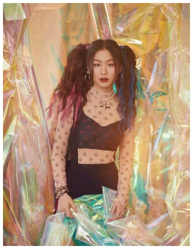 娱乐圈里的一股娱乐金靖,再浮夸又矫揉造作,却可以被人们喜欢