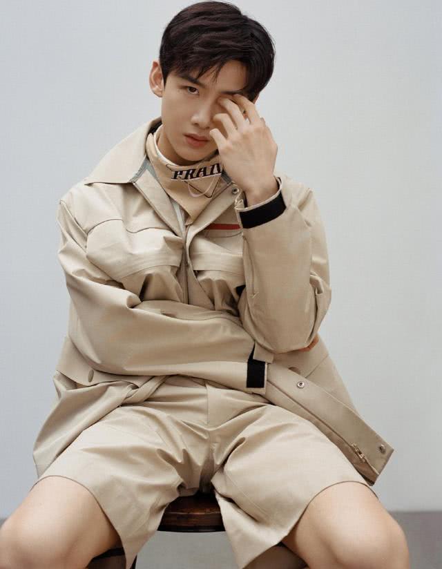 陈学冬白敬亭同穿夏日个性五分裤,一个复古潮流,一个青春阳光