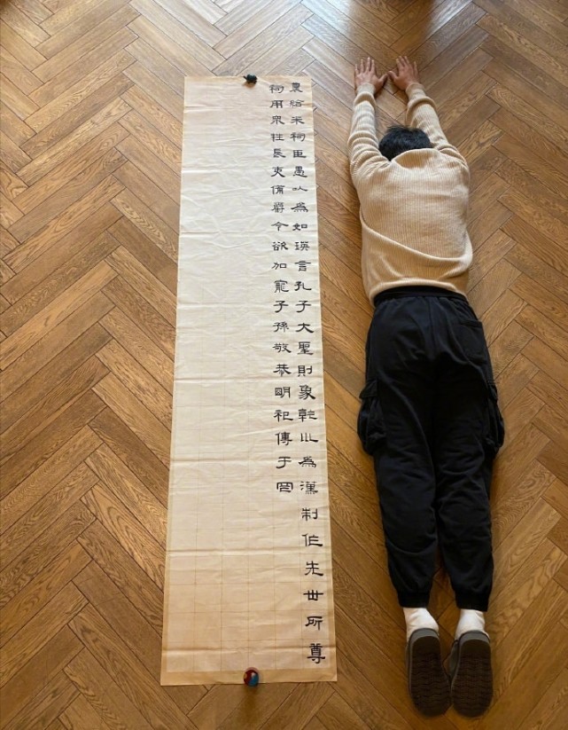 邓超再秀恩爱,晒出孙俪的字,并趴在地上,称佩服的五体投地