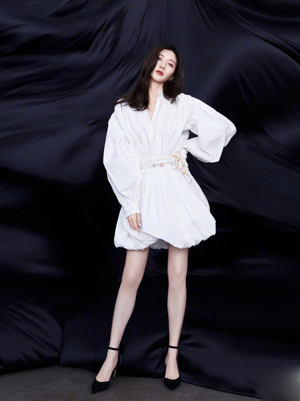 依旧肤白貌美江疏影身穿白色泡袖衬衫大秀天鹅颈