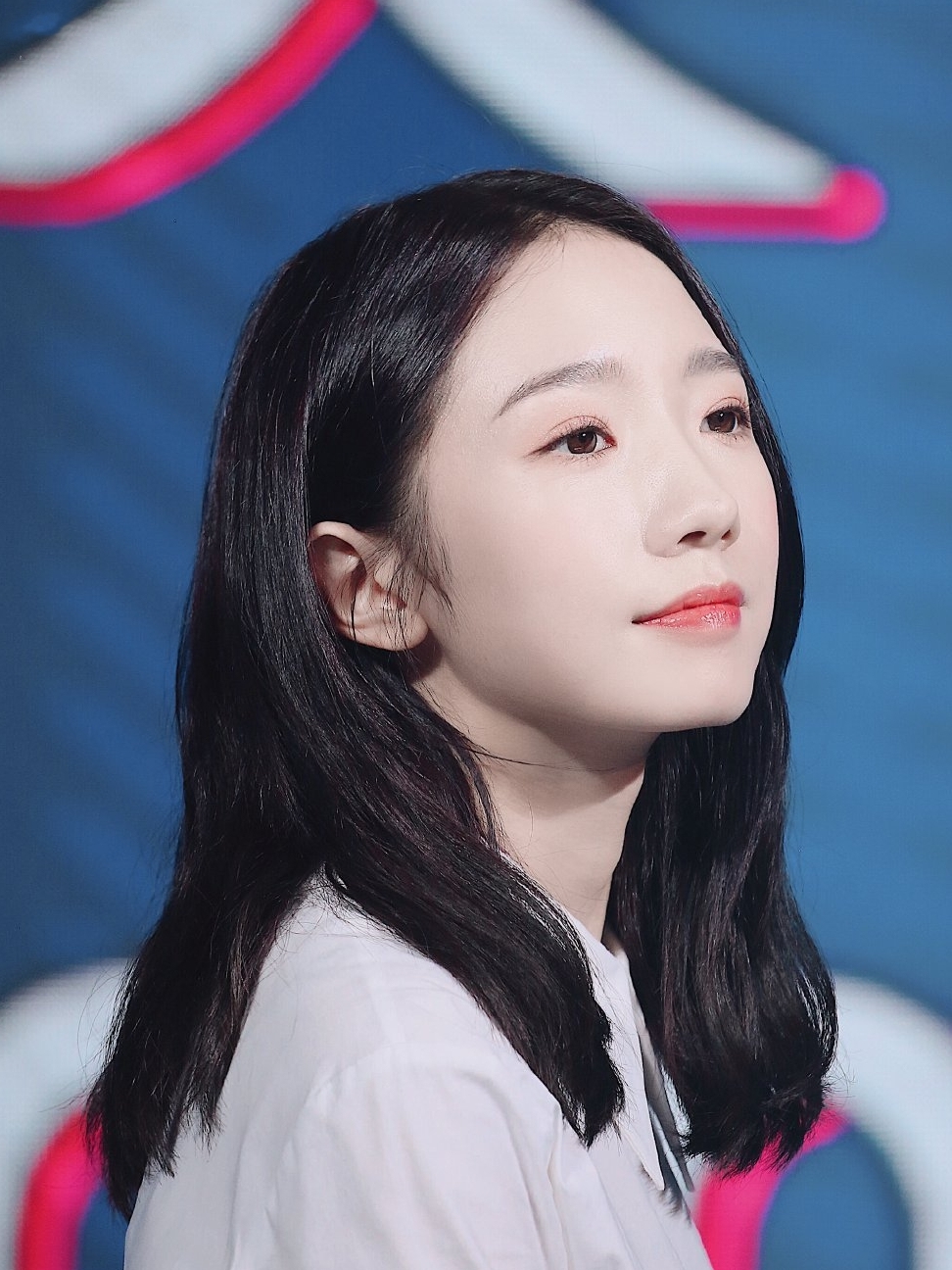 亮面小皮裙 白衬衫,孟美岐这次的造型a爆了,果然身材好就是任性