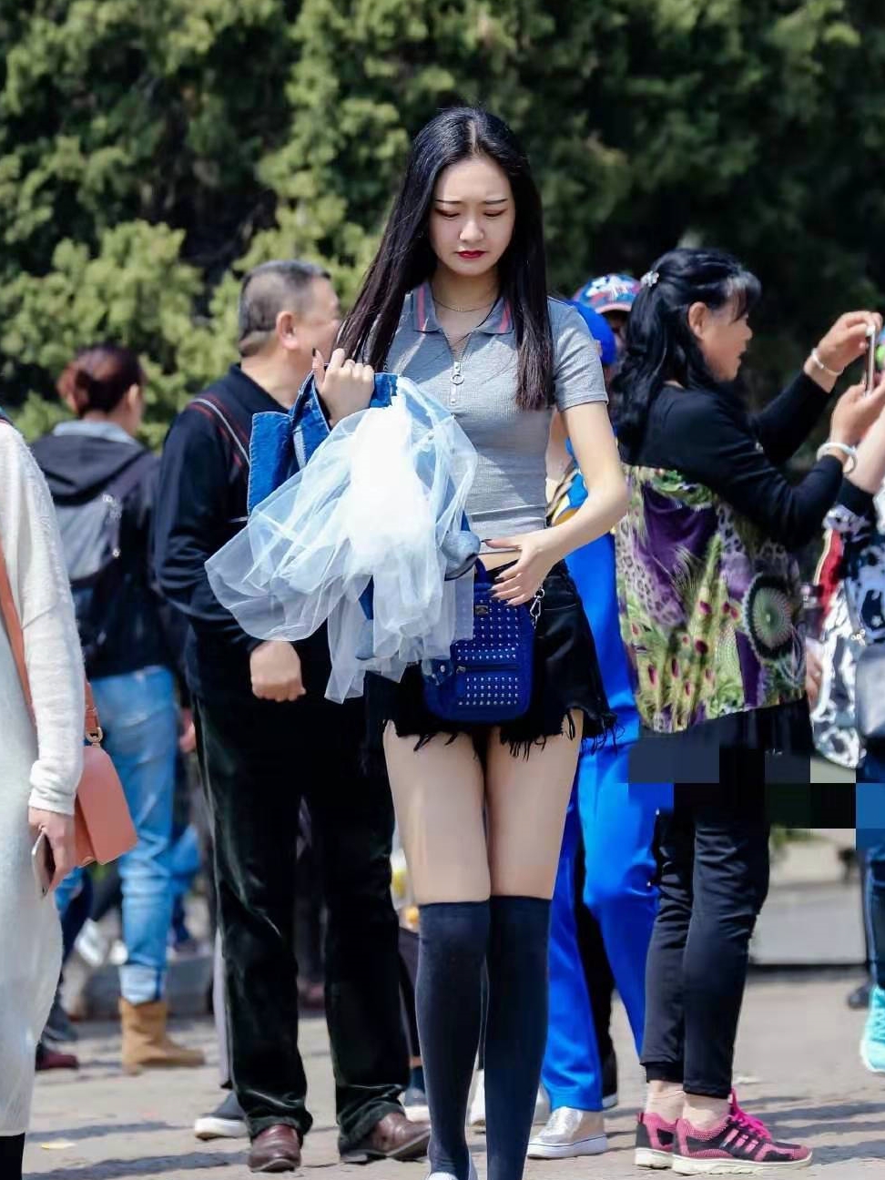 1米8的美女腿长的让人羡慕却还穿松糕鞋你能吼得住