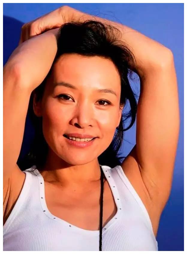 1985年那一次春晚陈冲上台救场的一句话堪称是灾难