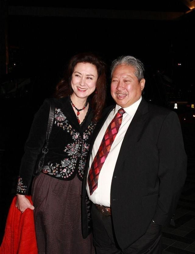 洪金宝的现任妻子挺会过日子,穿得挺低调的,但珍珠