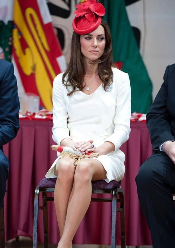 看完凯特王妃的坐姿照,再看梅根的双腿动作,就明白后者有多随意_高清