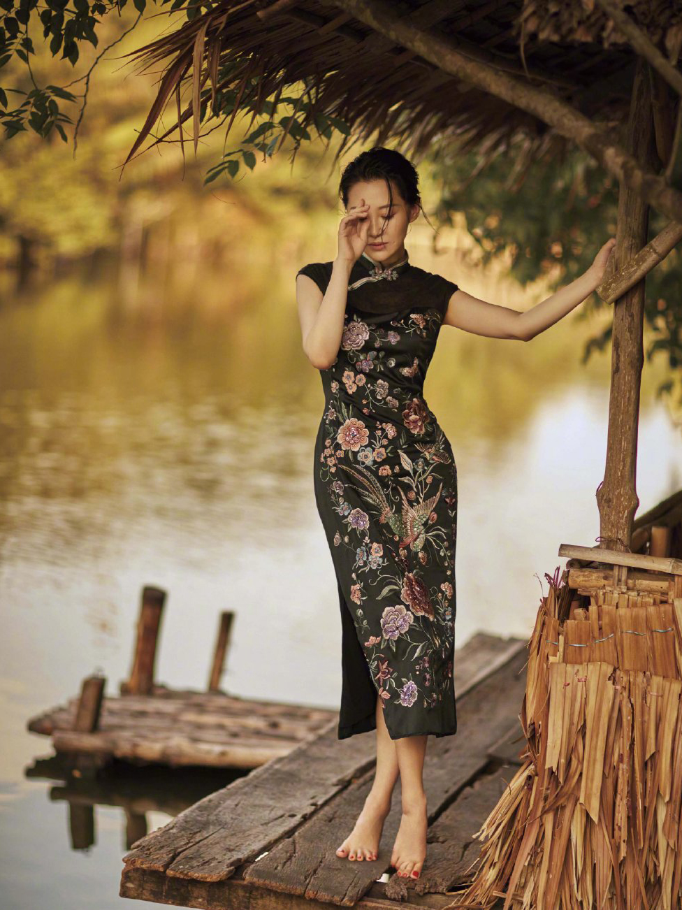 许晴性感写真上线搭配湿发造型演绎别样风情