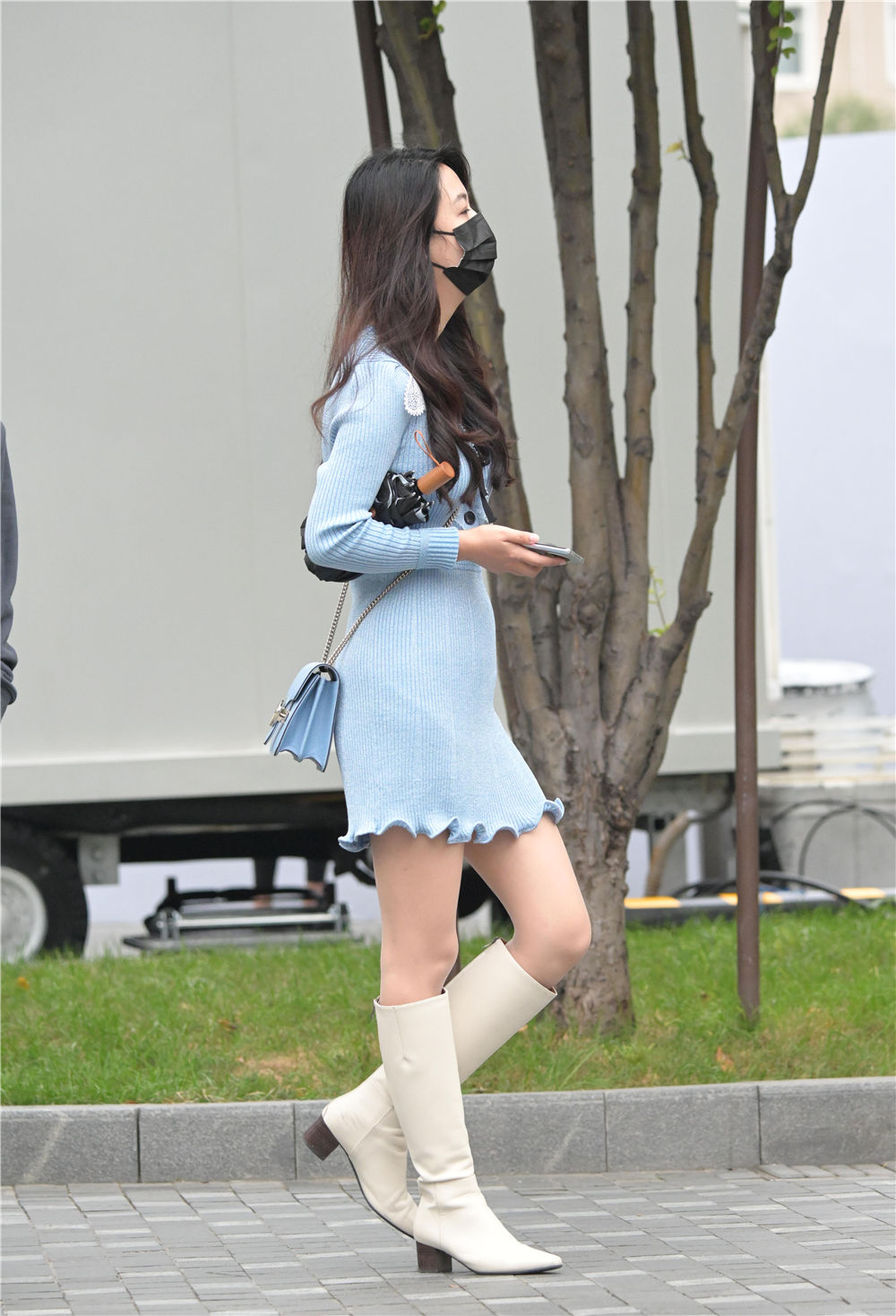 很多人都选择,也会展现出不一样的味道,这位美女选择的米白色长靴