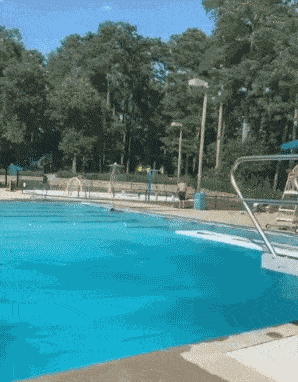 我问爸爸照片中站在他旁边的那位年轻叔叔是谁？他说那是你妈！休闲区蓝鸢梦想 - Www.slyday.coM