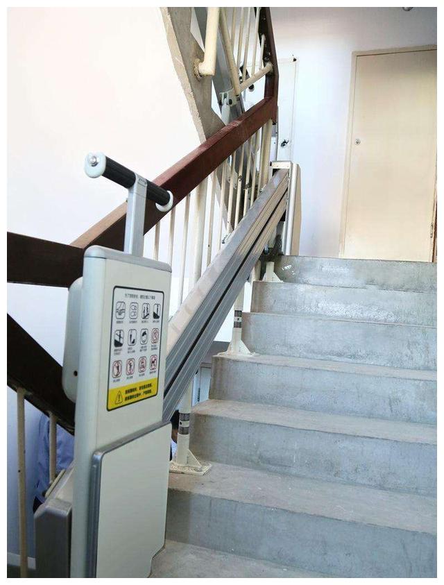 小区楼的步梯小电梯真实用复式楼里装一个老人上下楼太方便了