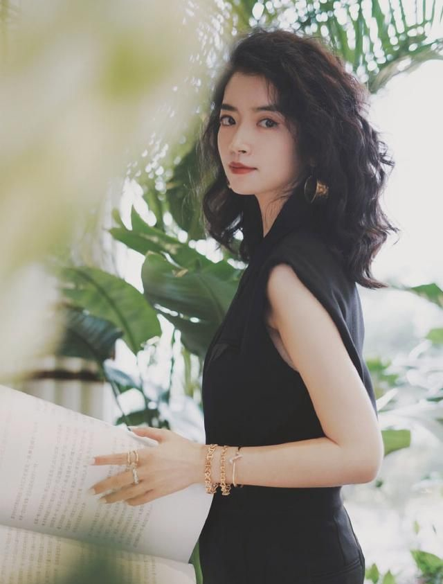 三木最新的发型它叫复古港风烫发剪了之后更有女人味