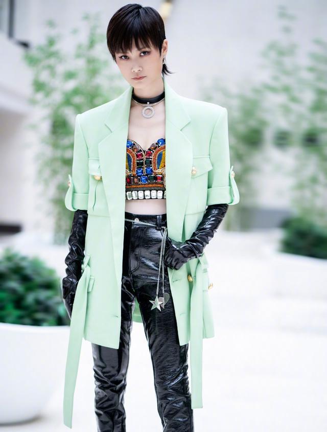 李宇春衣品够大胆,薄荷绿西装配钻石内搭,浮夸又不失个性