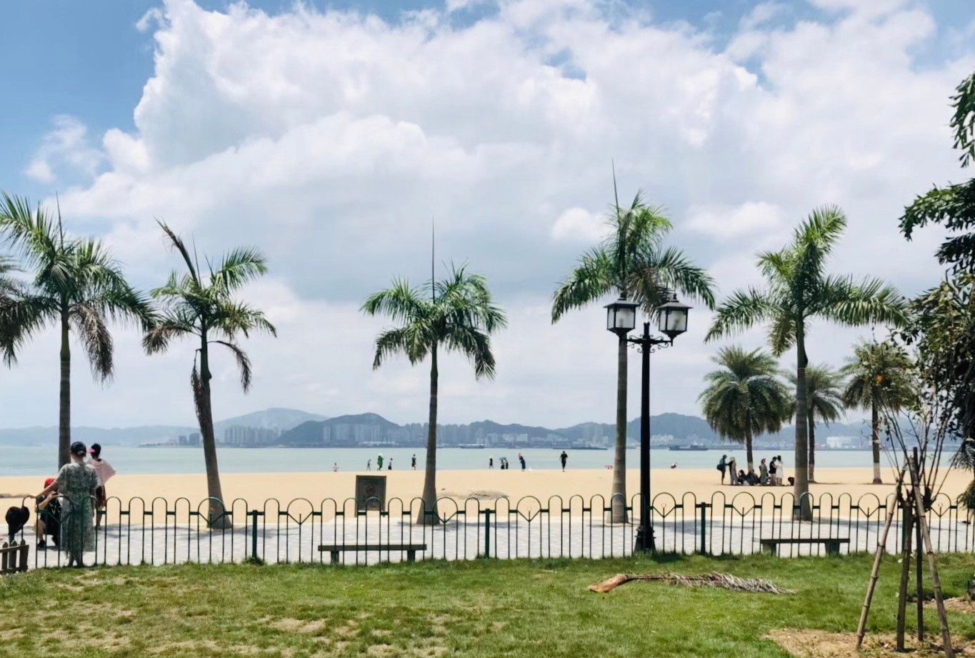 鼓浪屿港仔后海滨浴场,坡缓沙细,沙滩开阔