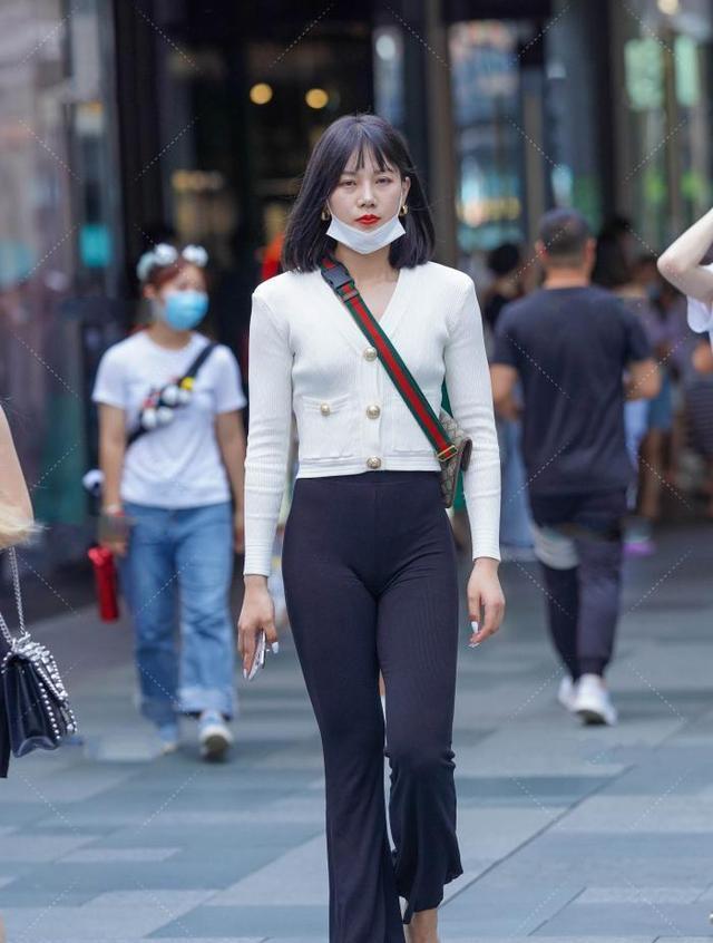 白针织上衣和黑裤子搭配简单清新时尚大气